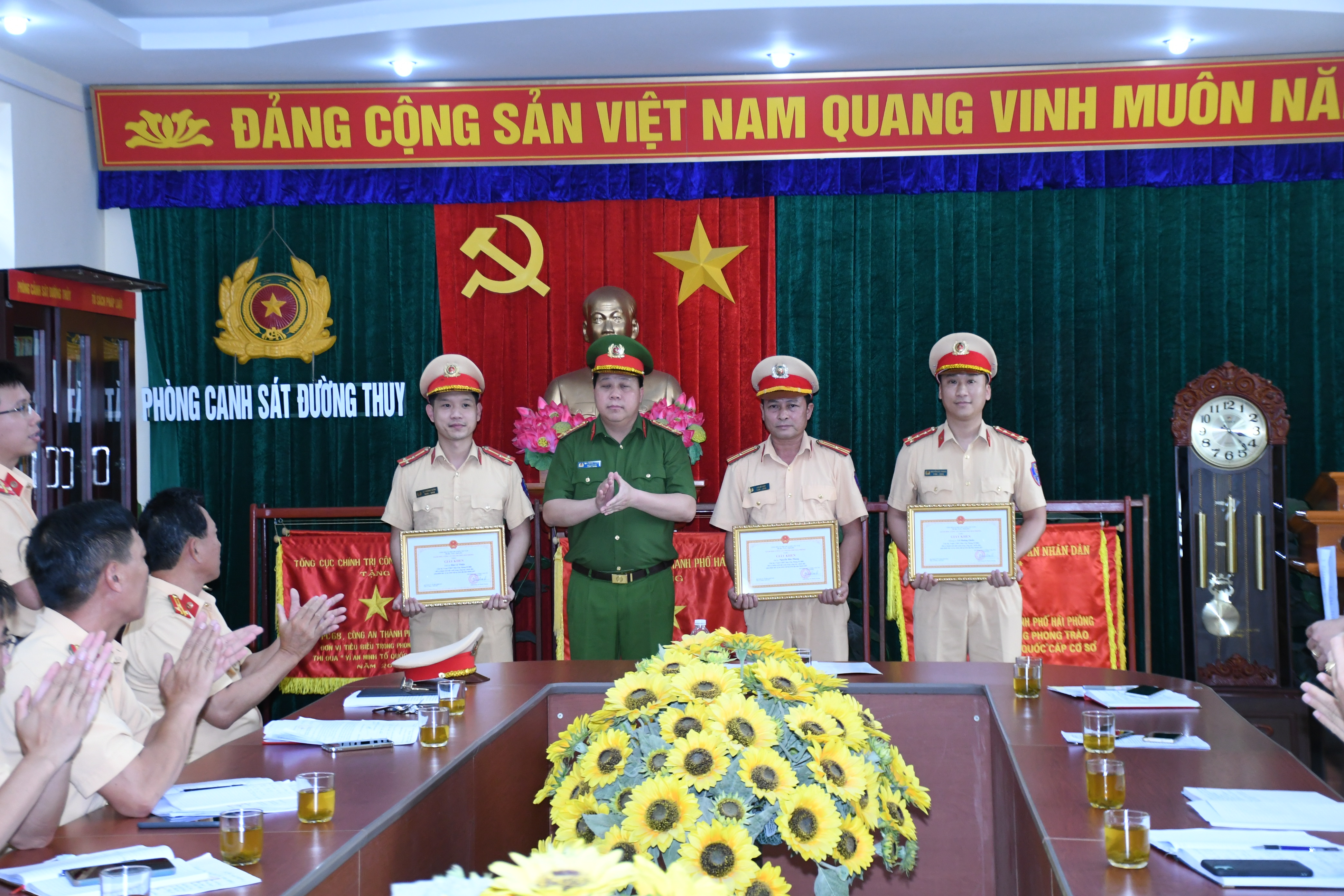 Khen thưởng cán bộ chiến sỹ Phòng Cảnh sát đường thủy